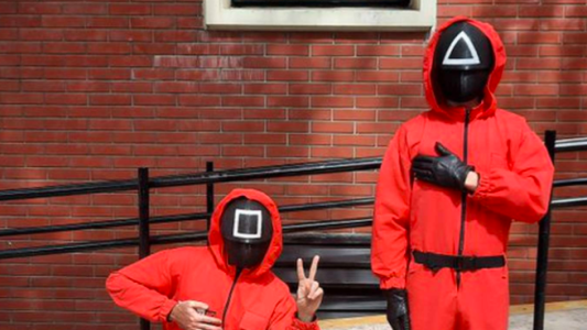 Aparecieron dos hombres vestidos de "El juego del calamar" en el colegio donde votó Santoro