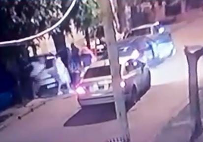 Video: Le pegaron culatazos para robarle el auto