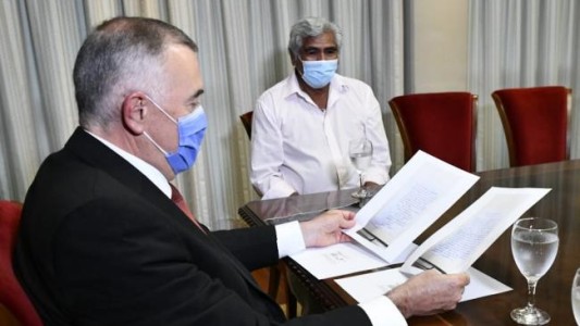 Un jubilado introdujo en el sobre de la votación una nota para el Gobernador de Tucumán, quien lo buscó y lo recibió