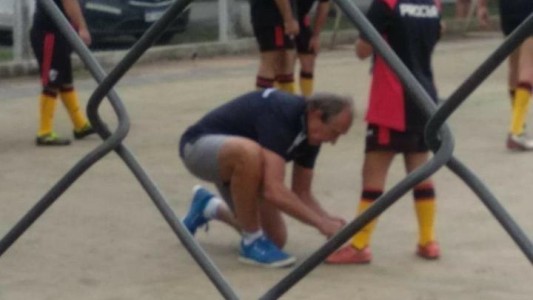 Gesto: la conmovedora foto de Hugo Porta atándole los cordones a un niño con discapacidad