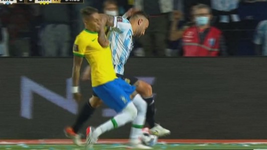 Codazo de Otamendi a Raphinha: Conmebol suspende s lod árbitros de Argentina-Brasil
