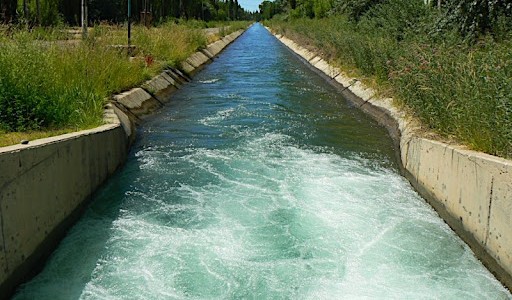 Un hombre salvo la vida de su hijo de dos años que había caído a un canal de riego