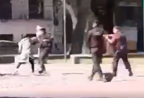 Atacó a la policía con un cuchillo y lo redujeron a los tiros