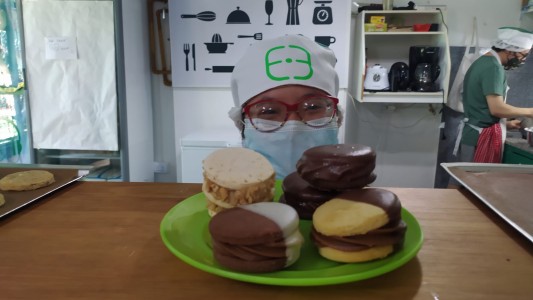 El Sabor de la Diversidad: una fábrica de alfajores con un ingrediente secreto