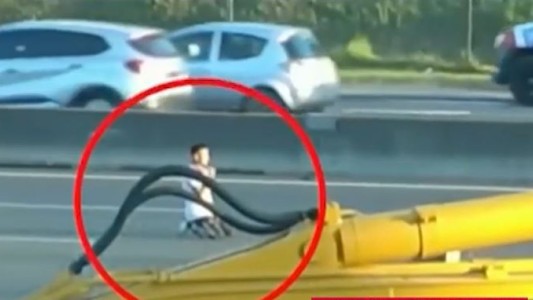 Video: Caminó por la Panamericana entre autos que circulaban a más de 100 km/h