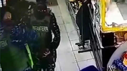 Video: dos policías robaron cervezas en un kiosco