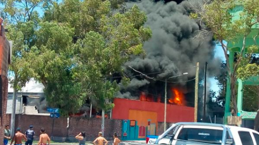 FOTOS: se incendió un depósito de plásticos en barrio Müller