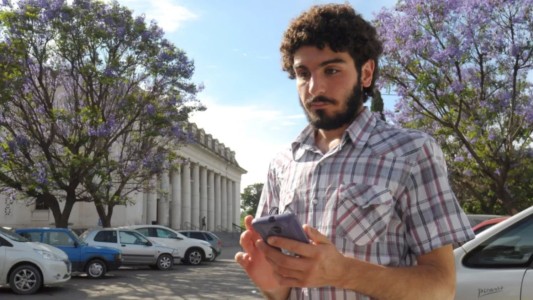 La emotiva historia del joven no vidente que se recibió de biólogo con 9,35 de promedio