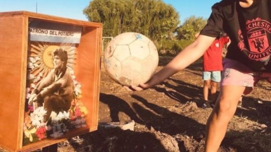 Altares para Maradona: el pueblo le prende una vela a su D10s