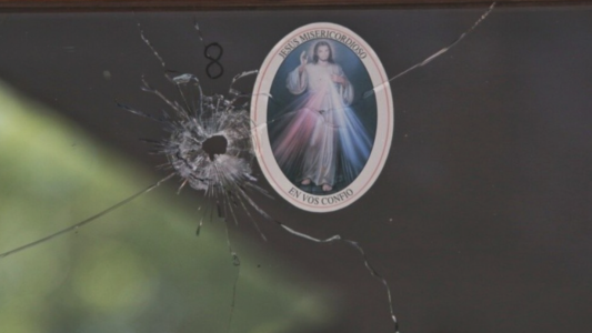 Sigue la violencia en Rosario: atacaron a tiros una popular parrilla y un carrito