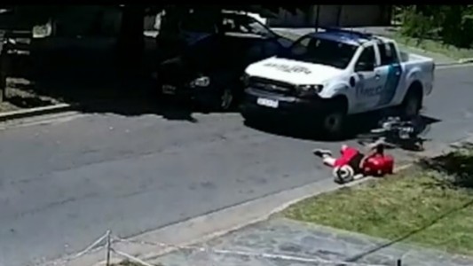 Policías persiguieron a un motociclista, lo atropellaron y se fueron sin asistirlo: tiene una costilla fisurada