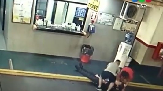 Video: Encontró el auto rayado y con un golpe desmayó al playero de un estacionamiento