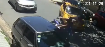 Video: Dos motochorros fueron interceptados por un taxi cuando huían