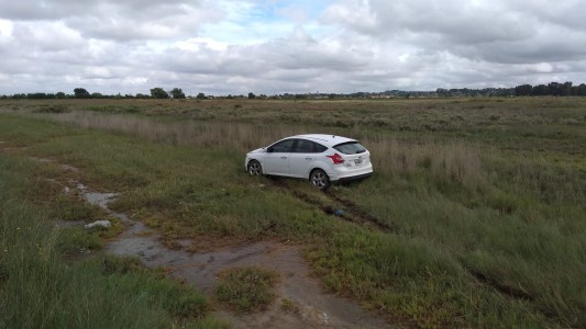 Locura al volante: alcoholizado, chocó contra un guardarrail y dañó a dos vehículos