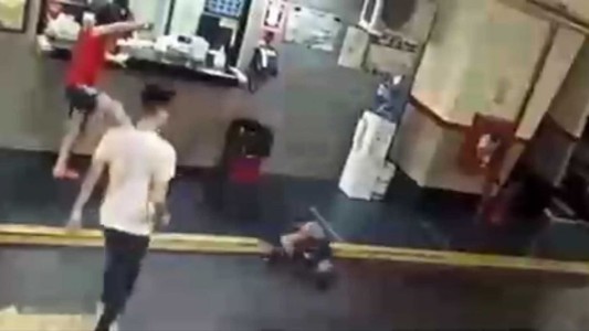 Lleva tres días prófugo el adolescente que golpeó y dejó grave al empleado del garaje