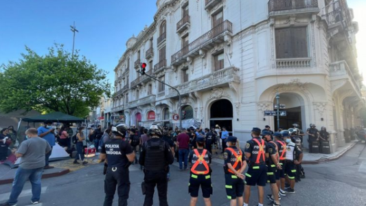 Geriátrico El Ángel, trabajadores echados ocupan la calle y la policía los desalojó