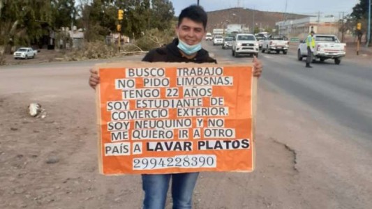 El joven que se paró en la ruta 12 horas con un cartel para pedir trabajo: "No me quiero ir a otro país"