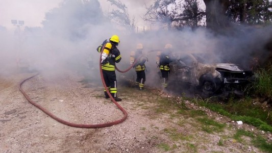 Hallaron un cuerpo sin vida en un auto incendiado en Berrotarán