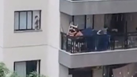Estremecedor video: el niño que camina por la cornisa de una ventana en lo alto de un edificio