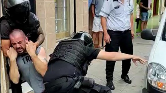 Escándalo: uno de los policías que golpeó salvajemente a un repartidor dio positivo de cocaína