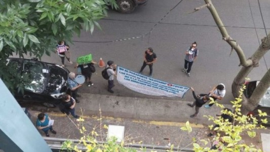 Una patota "antivacunas" que amenazó e insultó a periodistas de una radio