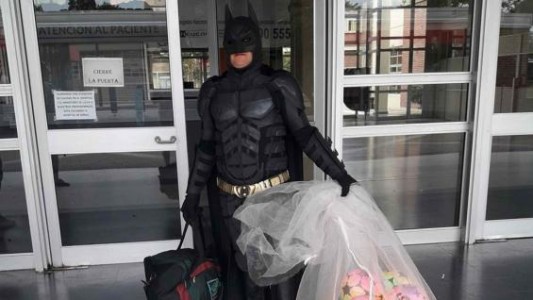 Un verdadero superhéroe: de albañil a Batman solidario