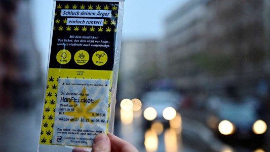 En Alemania venden un pasaje de autobús de papel comestible con gusto a cannabis