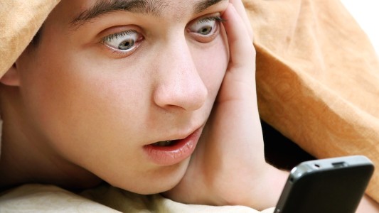 Su papá le prestó el teléfono y encontró una foto íntima de su madre