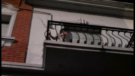 "Spiderpolice": Un policía trepó un balcón para salvar a un niño de 3 años en pleno centro