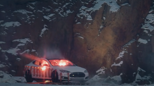 VIDEO: enojado con Elon Musk, hizo explotar un auto Tesla, lo grabó y subió el video a las redes