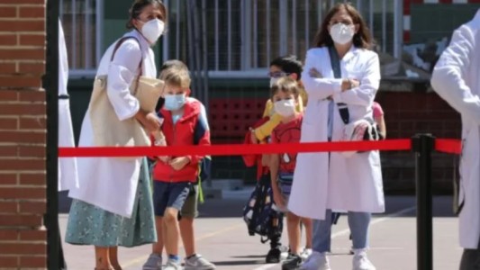 Las restricciones se endurecen por el avance del covid: España vuelve a la obligatoriedad de usar barbijos