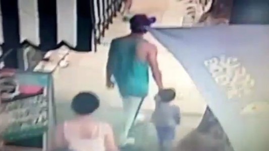 Una pareja con un nene le robó a un vendedor ambulante discapacitado