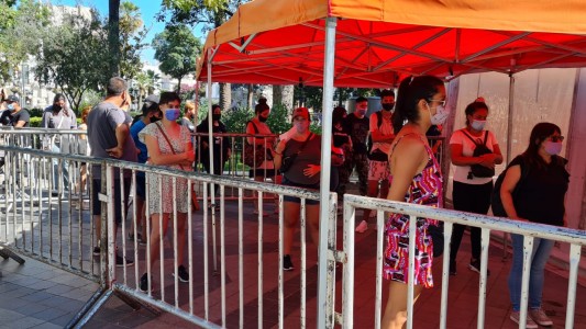 Covid en Córdoba: largas filas en centros de testeos tras Navidad