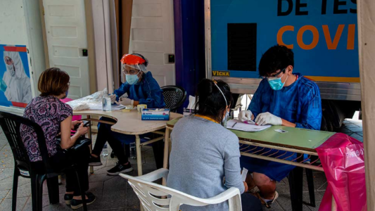 Ola de contagios Covid: proponen a pacientes con síntomas que no se hisopen