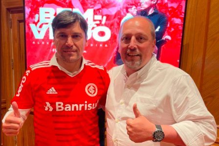 "Bienvenido Cacique": Alexander Medina fue presentado como el nuevo entrenador del Inter de Brasil