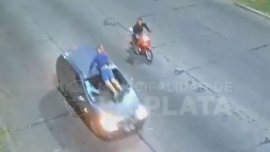 Video: Manejó con un hombre subido al capot que gritaba "satanás"