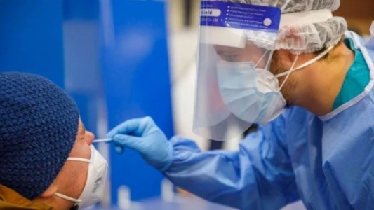 Cuáles son los síntomas de la variante Ómicron y cuándo es más contagiosa