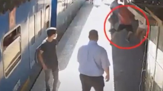 Video: brutal pelea a cuchillazos entre vendedores ambulantes en el tren San Martín