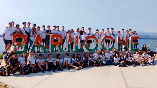 Regresan 70 egresados con covid positivo, viajan en burbuja sanitaria