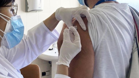 Farmacias y laboratorios privados comienzan a testear y vacunar