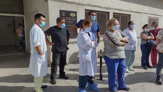 Crisis en los hospitales públicos: Los contagios y los contactos estrechos merman el personal