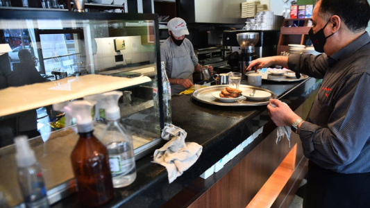 Entre positivos y contactos estrechos por Covid, es muy alto el ausentismo laboral