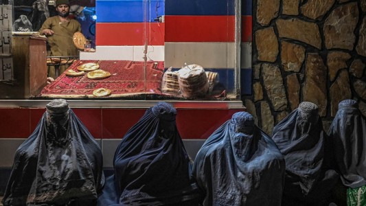 Los talibanes ordenan duras restricciones a las mujeres y reniegan de aperturas prometidas