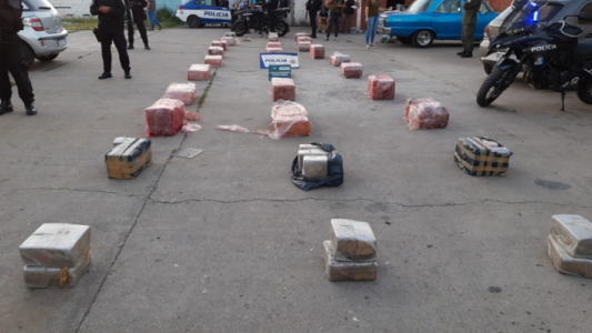 Buscaban autos robados y encontraron cientos de kilos de marihuana