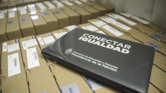 Relanzan el plan Conectar Igualdad, con entrega de notebooks a estudiantes
