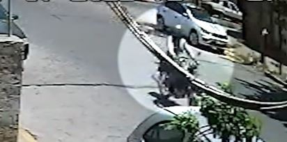 Motochorro robó un celular y vecinos intentaron atraparlo