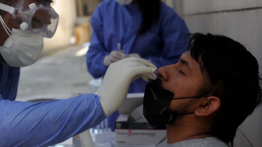 Coronavirus: en cuántos días deja de contagiar una persona que contrajo la variante ómicron