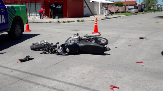 Impactante video: motoquero muere al chocar contra un árbol, huyendo de una discusión de tránsito
