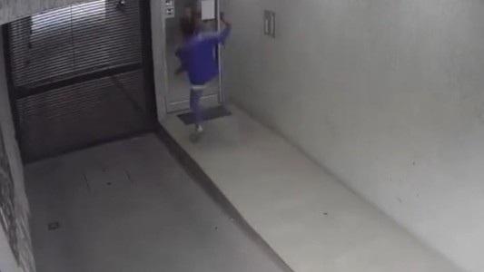 Video: salvaje robo de motochorros a un joven en la puerta de un edificio de La Plata