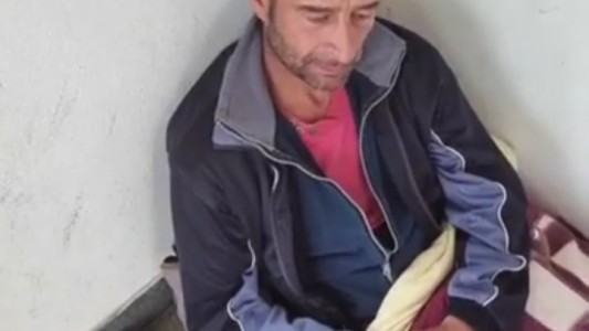 Video: duerme en la puerta de la Municipalidad tras denunciar que le usurparon la casa